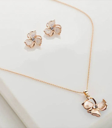 Colliers pendentifs sertis en acier